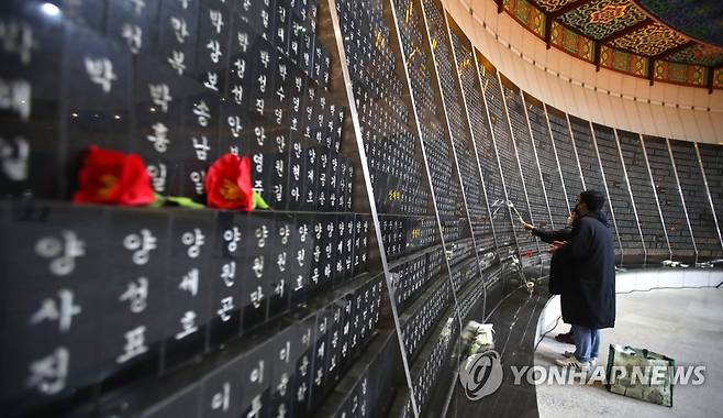 제주4.3 희생자 위패봉안실 찾은 유가족 [연합뉴스 자료 사진]