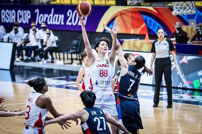 일본 아카호의 슛을 저지하려는 한국 박혜진(7번). [FIBA 제공. 재판매 및 DB 금지]