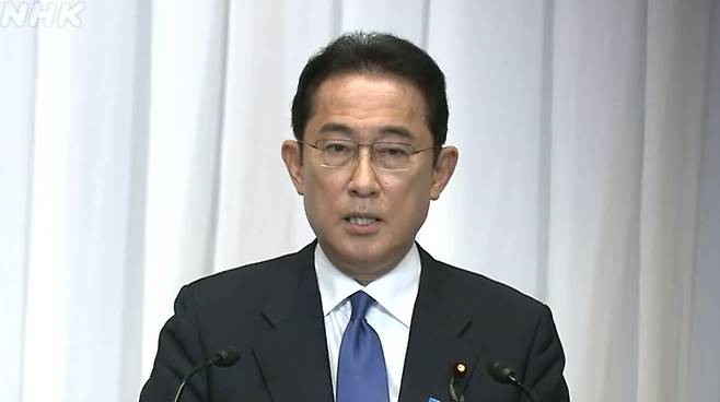 (도쿄=연합뉴스) 일본 공영방송 NHK가 29일 기시다 후미오(岸田文雄) 자민당 신임 총재의 첫 기자회견을 생중계하고 있다.