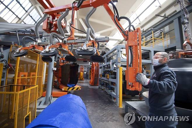 이탈리아 로마 인근 한 농기구 생산공장. [EPA=연합뉴스 자료사진]