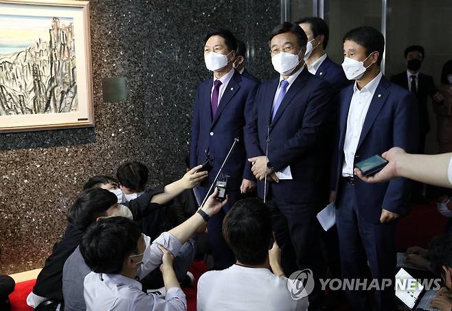 여야, 미디어 국회특위서 언론법 등 논의키로 (서울=연합뉴스) 진성철 기자 = 더불어민주당 윤호중 원내대표(가운데)와 국민의힘 김기현 원내대표(왼쪽) 등이 29일 서울 여의도 국회에서 국회 언론미디어제도개선 특별위원회를 구성해 언론중재법 개정안을 재논의하는 내용의 합의문을 발표한 뒤 취재진의 질문에 답하고 있다. 2021.9.29   [국회사진기자단] zjin@yna.co.kr