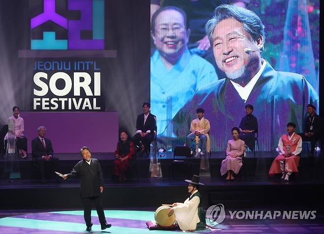 2021 전주세계소리축제 개막 (전주=연합뉴스) 임채두 기자 = 29일 오후 전북 전주 한국소리문화의전당 모악당에서 열린 2021 전주세계소리축제 개막 공연에서 왕기창 명창이 열창을 하고 있다. 2021.9.29 doo@yna.co.kr