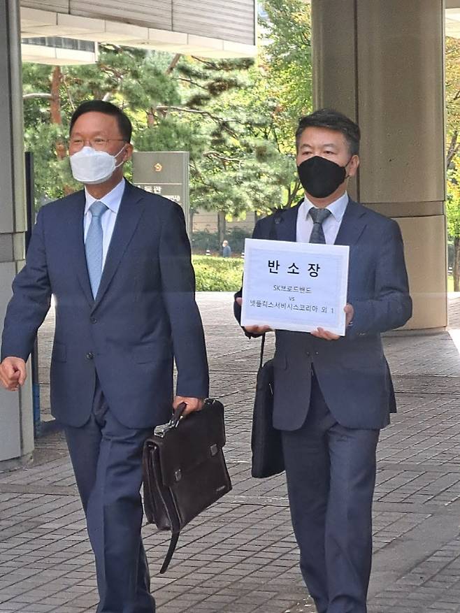 강신섭 법무법인(유)세종 대표변호사(왼쪽)가 SK브로드밴드 대리인 자격으로 30일 오전 서울고등법원에 넷플릭스를 상대로 민법의 부당이득반환 법리에 의거해 ‘넷플릭스에 망 이용대가 청구’를 위한 반소장을 제출했다. 사진=김현아 기자