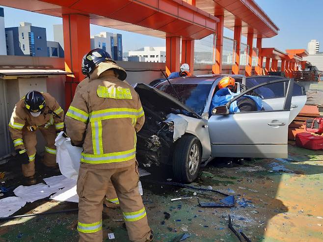 30일 인천시 부평구 청천동 한 지식산업센터 건물 6층 차량 통행로에서 50대 남성 A씨가 몰던 쏘나타 승용차가 유리창을 깨고 3층짜리 옆 건물 옥상으로 추락했다.(사진=인천부평소방서)