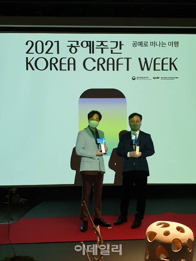 ‘올해의 공예상’ 수상자인 김준용 작가(왼쪽)와 육상수 우드플래닛 대표가 시상식이 끝난 뒤 기념촬영을 하고 있다(사진=윤종성 기자)