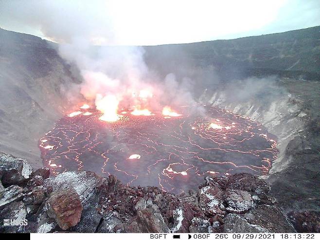 29일(현지시간) 미국 하와이 킬레우에아 화산에서 용암이 끓고 있다. (사진=로이터·미국 지질조사국)