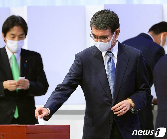 고노 다로 일본 행정개혁 담당상이 29일(현지시간) 도쿄에서 열린 집권 자민당 총재 선거에서 투표를 하고 있다 © AFP=뉴스1 © News1 금준혁 기자