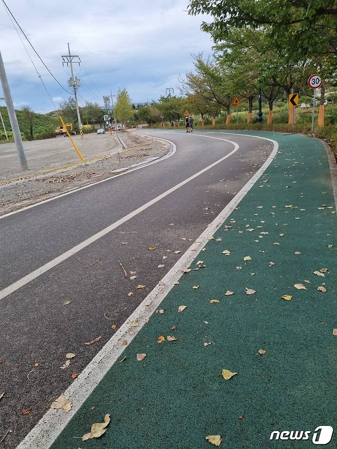 산책하는 시민을 상대로 한 괴한 피습 사건이 발생한 다음날인 지난 27일 속초 영랑호 산책로에 인적이 뜸하다.2021.9.30/뉴스1 윤왕근 기자