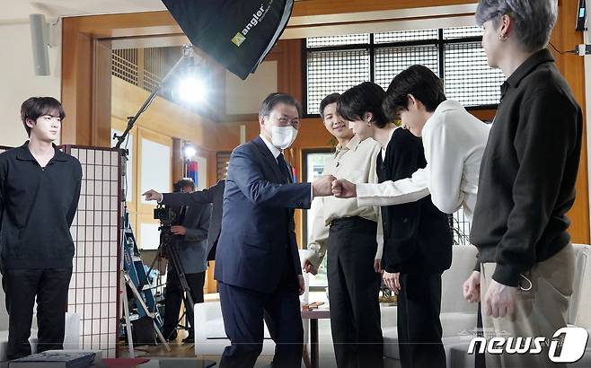 문재인 대통령이 21일(현지시각) 미국 뉴욕 주유엔대표부에서 ABC 방송과의 인터뷰에 앞서 BTS(방탄소년단)과 주먹인사를 하고 있다. (청와대 페이스북) 2021.9.22/뉴스1