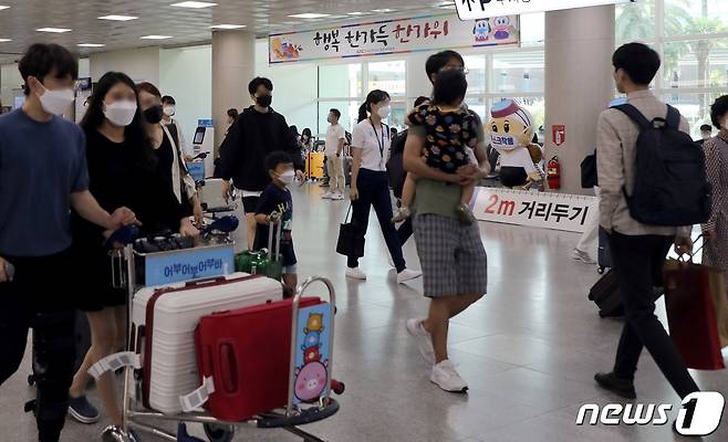 추석 연휴가 시작되는 18일 오후 제주국제공항 1층 도착장이 귀성객과 여행객의 발길로 붐비고 있다.2021.9.18/뉴스1 © News1 홍수영 기자