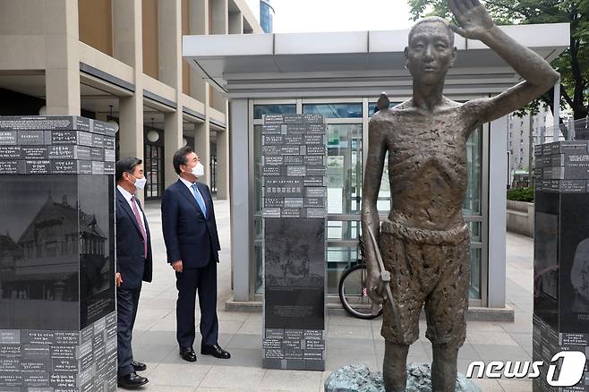 서울 용산역 광장에서 세워진'일제강제징용 노동자상. 2021.6.9/뉴스1 © News1 황기선 기자