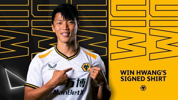 최근 EPL 울버햄튼으로 이적한 황의찬이 유니폼 스폰서인 스포츠 베팅 기업 로고가 새겨진 유니폼을 가리키며 기념 사진에 포즈를 취하고 있다. 사진=울버햄튼 구단 제공