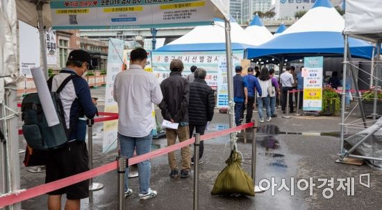 코로나19 신규 확진자가 2564명 발생하며 1주일 연속 요일 최대 확진자가 발생하고 있는 30일 서울역 광장에 마련된 임시선별검사소를 찾은 시민들이 검사를 받기 위해 대기하고 있다./강진형 기자aymsdream@