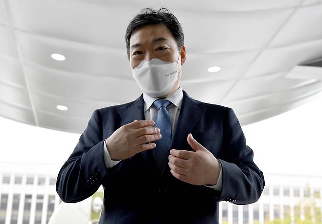 김오수 검찰총장이 지난 29일 광주고검·지검을 찾아 취재진 질문에 답변하고 있다. 지역 순회 일정으로 광주고검·지검을 방문한 김 총장은 검사들과 간담회를 한다./뉴시스