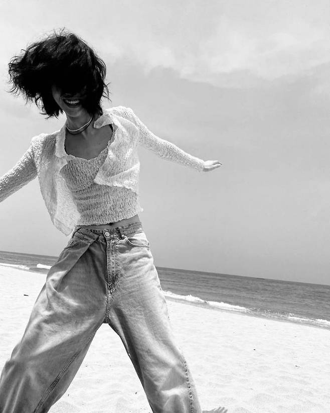 넉넉한 실루엣의 데님 팬츠를 즐기는 정호연.