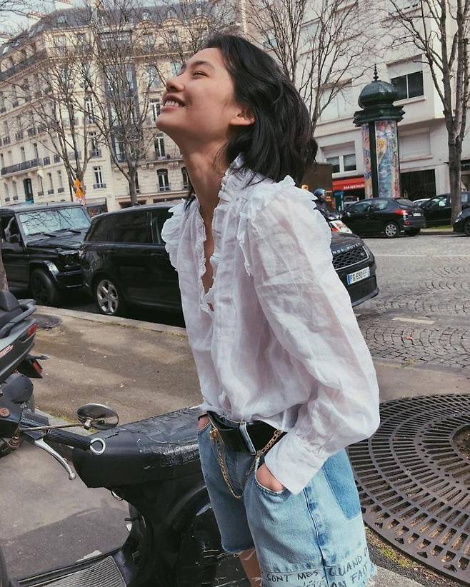 러플 블라우스의 사랑스러움을 데님 쇼츠로 중화시킨 정호연.