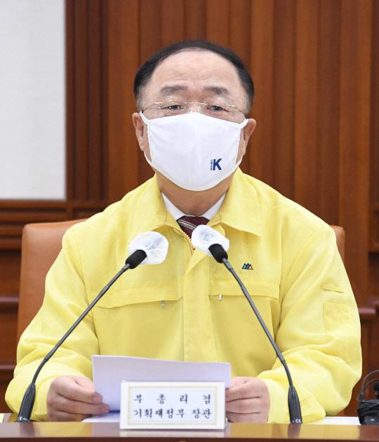 홍남기 부총리 겸 기획재정부 장관이 9월 30일 서울 광화문 정부서울청사에서 열린 '제46차 비상경제 중앙대책본부 회의'를 주재, 모두발언을 하고 있다.  <기획재정부 제공>