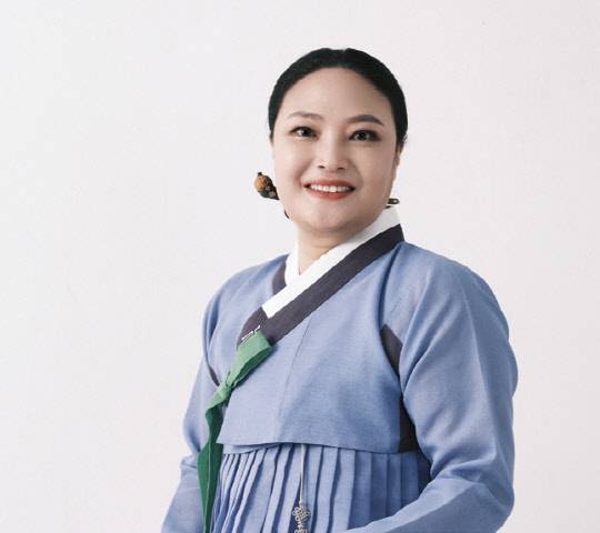 채수정은 이화여대에서 수학했고, 동 대학원에서 '판소리 다섯 바탕의 중모리 대목 연구'로 박사학위를 받았다. 현재 한국예술종합학교 교수로 재직 중이며, 임방울국악제 판소리 명창부 대통령상(2011)을 수상한 바 있다.