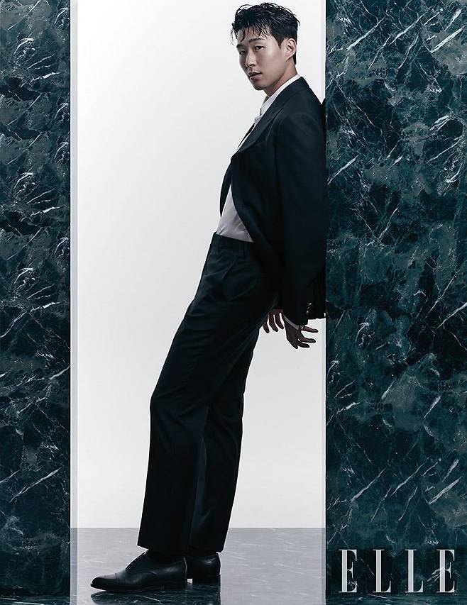 클래식한 수트와 화이트 셔츠, 더비 슈즈는 모두 Louis Vuitton Men’s Collection.