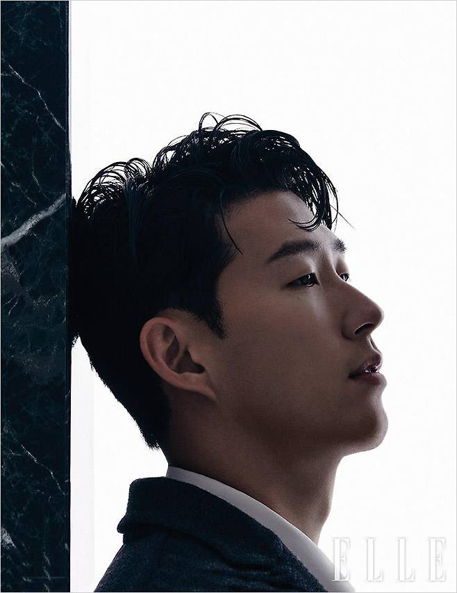 코트와 화이트 셔츠는 모두 Louis Vuitton Men’s Collection.