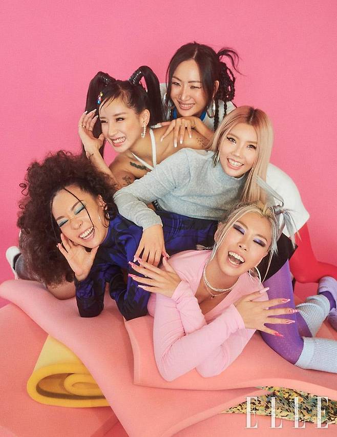 (위부터 아래로) 에이치원의 티셔츠 Instant funk. 리안의 홀터넥 원피스는 Graufeder. 시미즈 글리터 크롭톱은 Alexsander wang. 피넛의 패턴 니트톱 Stella McCartney, 쇼츠는 alexanderwang 가비 핑크 보디수트 스타일리스트 소장품. 진주 네크리스는 Endlesswknd.