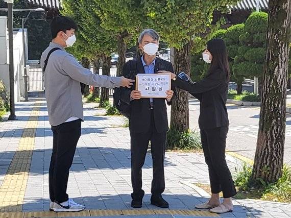 곽상도 무소속 의원 아들 퇴직금 50억원 수수 의혹을 고발한 시민단체 적폐청산국민참여연대 신승목 대표가 30일 경기남부경찰청에서 고발인조사를 받기에 앞서 취재진과 인터뷰를 하고 있다. /사진=뉴시스