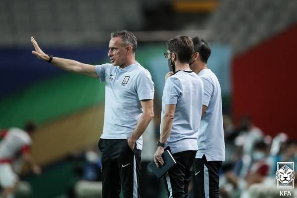 파울루 벤투 한국 남자축구 대표팀 감독(왼쪽). 대한축구협회 제공