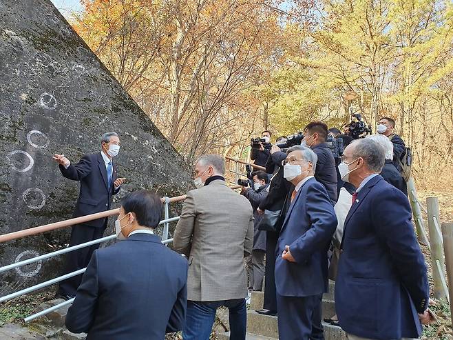 양해찬 노근리 사건 유족회장(왼쪽)이 노근리 사건 현장을 찾은 시민 등에게 사건 당시 상황을 설명하고 있다. 오윤주 기자