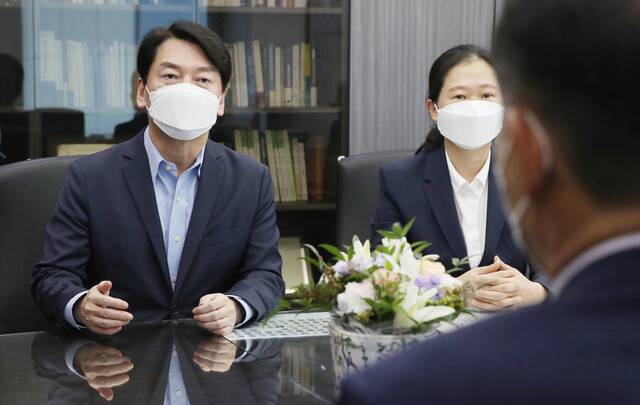 국민의당 안철수 대표와 권은희 원내대표가 30일 ‘화천대유 대장동 게이트’ 특혜수익 환수 촉구를 위해 예금보험공사를 찾아 위성백 사장과 면담을 하고 있다. 국회사진기자단