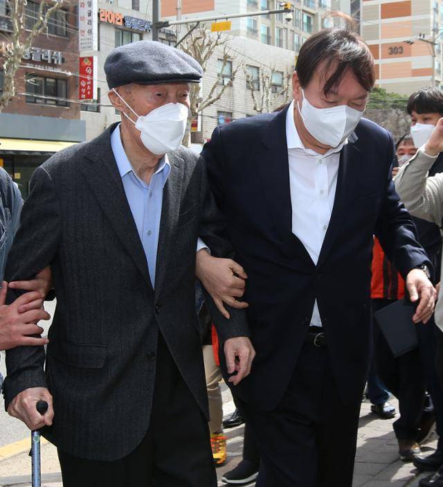 윤석열 전 검찰총장과 윤 전 총장의 아버지인 윤기중 연세대 명예교수가 4·7 보궐선거 사전투표 첫날인 4월 2일 서울 서대문구 남가좌제1동주민센터에 마련된 사전투표소를 찾고 있다. 배우한 기자