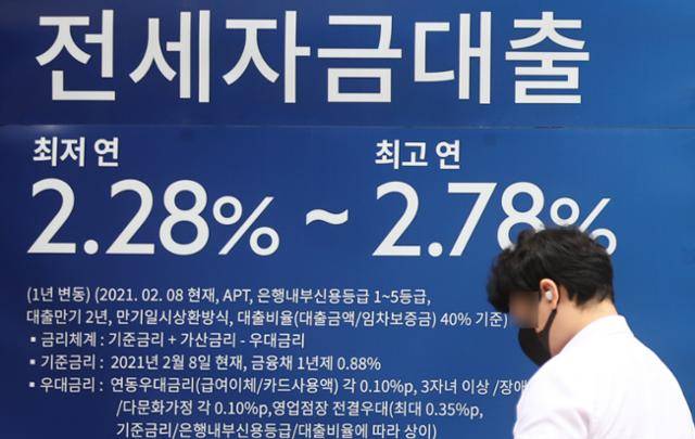 내달 발표되는 금융위의 가계대출 추가대책에 전세대출 규제 방안이 포함되는지 관심이 쏠리는 가운데 지난달 28일 오후 서울의 한 시중은행 외벽에 전세 대출 상품 관련 안내문이 붙어 있다. 연합뉴스