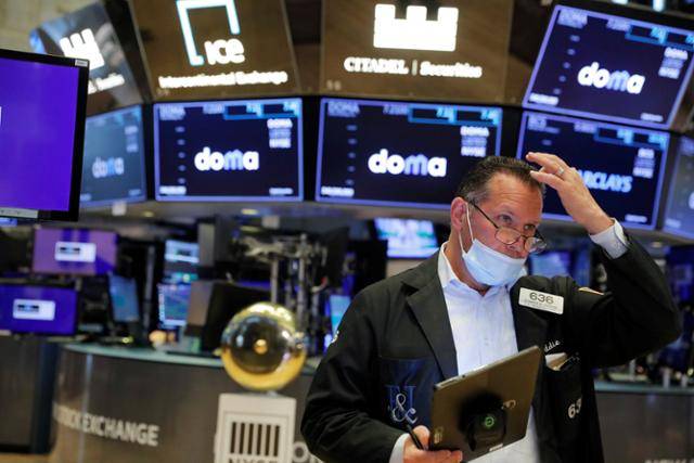 지난 8월 4일 미국 뉴욕증권거래소에서 한 증권브로커가 난감한 표정을 짓고 있다. 뉴욕=로이터 연합뉴스