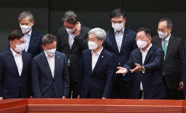 고승범(앞줄 왼쪽 세 번째) 금융위원장이 30일 서울 영등포구 여의도 금융투자협회에서 열린 자본시장 유관기관 간담회에 참석해 기념촬영 뒤 이동하고 있다. 연합뉴스