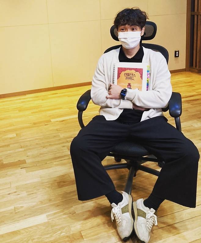 Group SG Wannabe member Lee Seok Hoon showed off his warm visuals and focused on netizens.On the 29th, Lee Seok Hoon posted a picture of a personal instagram, adding a related hashtag along with an article entitled I will not fall for a moment from today, but why is it rabbit eyes.Lee Seok Hoon, who was in the public photo, took a picture of himself sitting on a chair with his glasses off, especially his distinctive features and cute rabbit eyes, which gave the audience a smile.The netizens who saw this had various reactions such as Why are your eyes so cute, I am cute, Why are you so cute and so on.iMBC  Photo Source Lee Seok Hoon Instagram