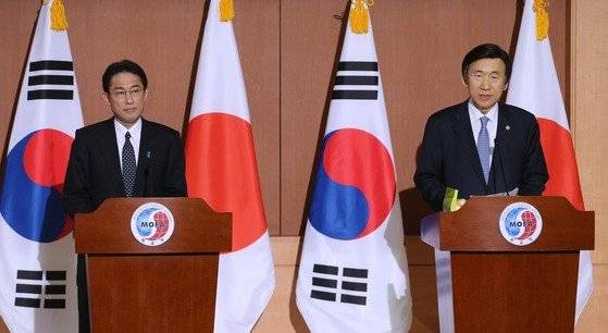 차기 일본 총리로 지난 29일 확정된 기시다 후미오(岸田文雄) 전 외무상(왼쪽)이 2015년 12월 28일 일본군 위안부 문제 해결을 위한 회담을 마치고 윤병세 당시 외교부 장관(오른쪽)과 서울 세종로 정부서울청사별관에서 공동기자회견을 하고 있다.