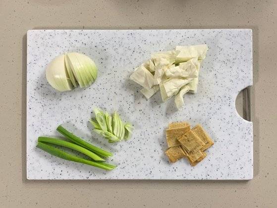 3. 어묵과 양파, 양배추는 한입 크기로 자르고 대파는 어슷하게 썬다.