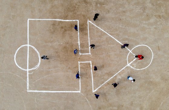 28일 대전 유성구 남선초등학교에서 5학년 학생들이 오징어게임 놀이를 하고 있다. 뉴스1