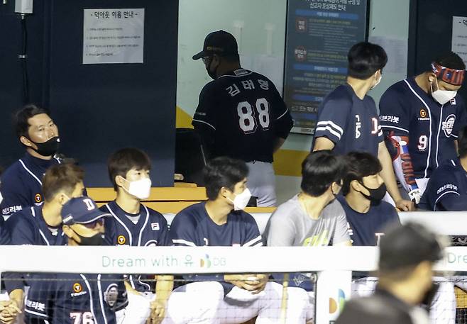 김태형 감독, 비디오 판독 결과에 항의해 퇴장 김태형 두산 감독이 30일 잠실구장에서 열린 2021 프로야구 LG와의 경기에서 5회말 비디오 판독 결과에 항의한 뒤 퇴장당하고 있다. 연합뉴스