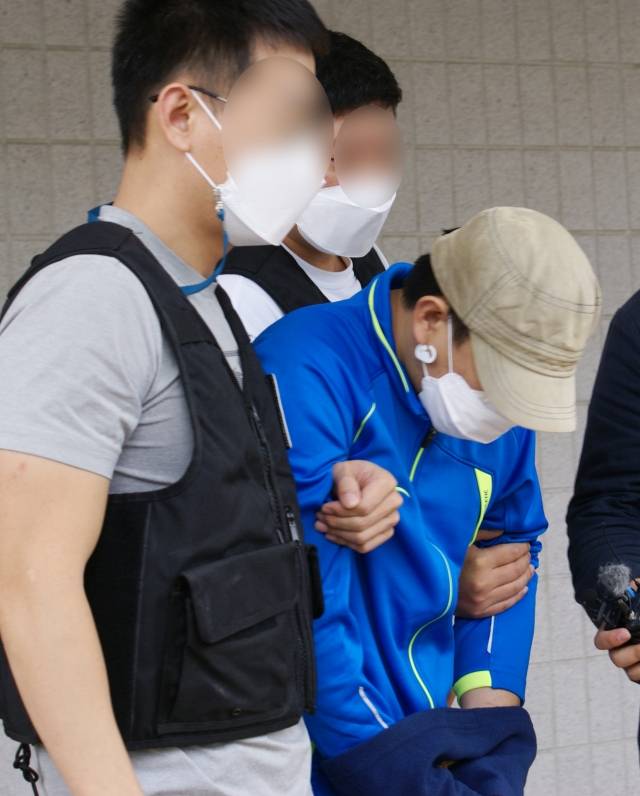 전남 여수에서 층간 소음으로 갈등을 빚던 위층 이웃에게 흉기를 휘둘러 4명을 사상케 한 30대 A 씨가 29일 오전 광주지법 순천지원에서 열린 영장실질심사를 받고 경찰관들과 법원을 나오고 있다. <사진=뉴시스 제공>