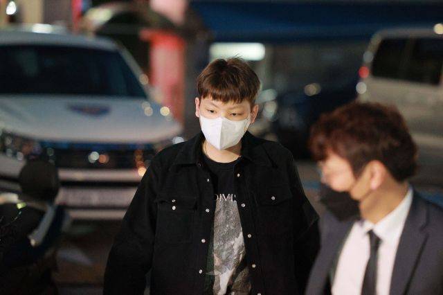 무면허 운전과 음주 측정 거부, 경찰관 폭행 등 혐의로 입건된 장제원 국민의힘 의원의 아들 장용준(21·예명 노엘)이 30일 오후 서울 서초구 서초경찰서에 출석하고 있다. 공동취재사진