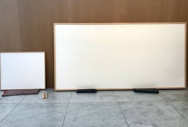 덴마크 예술가 옌스 하닝의 작품 "Take the Money and Run·2021" /사진=트위터 캡처