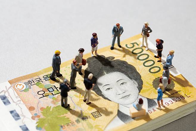 미성년자 등 20대 이하 446명이 별도의 수익 없이 고가의 상가 빌딩을 매입하고 사업체를 경영하는 등 편법 증여를 의심받고 있다. /사진=이미지투데이