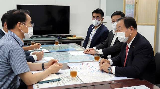 [세종=뉴시스] 김경목 기자 = 30일 한기호 의원이 세종시 행정안전부에서 접경지역종합발전계획에 대한 추가 반영 사업, 올해 2차 특별교부세 배정에 대해 협조를 요청하고 있다. (사진=한기호 의원 제공). 2021.09.30. photo@newsis.com   *재판매 및 DB 금지