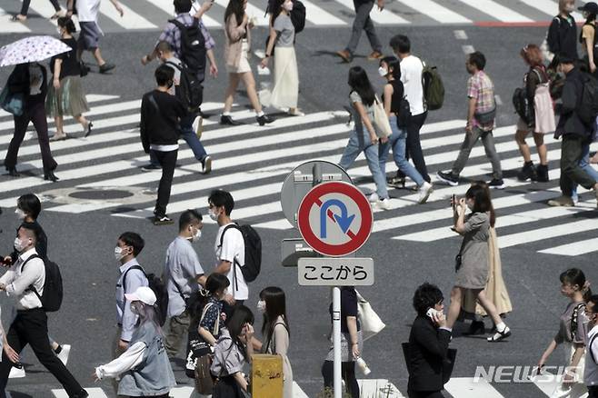 [도쿄=AP/뉴시스] 일본 수도 도쿄 번화가 시부야에서 30일 코로나19 예방을 위해 마스크를 쓴 시민들이 교차 횡단보도를 건너고 있다. 2021.09.30