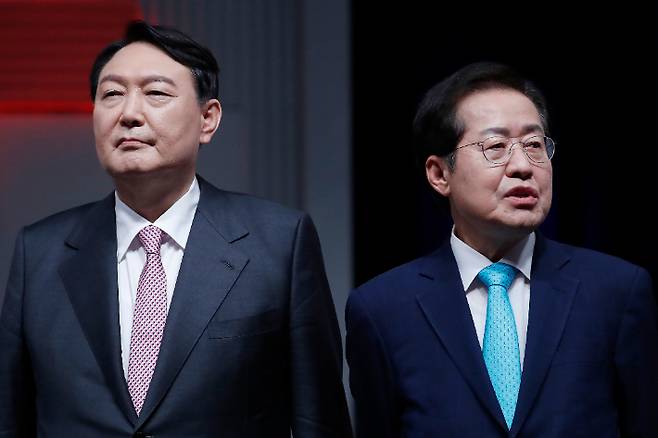 국민의힘 홍준표(오른쪽), 윤석열 대선 경선후보가 28일 서울 상암동 MBC에서 열린 대선 경선 4차 방송토론회 전 방송 진행 설명을 듣고 있다. 국회사진취재단