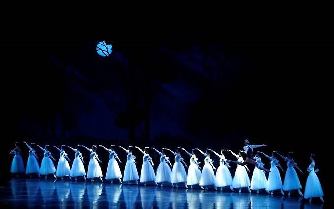 유니버설발레단의&nbsp;‘지젤’ 공연 중 군무 모습. 유니버설발레단 제공