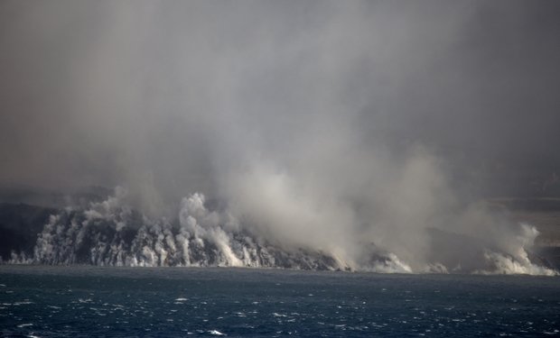 뜨거운 용암이 바닷물과 만나면서 해안에는 수증기로 인한 거대 구름이 형성됐다. 스페인 정부는 이날 라팔마섬을 재난 지역으로 분류하고, 용암과 바닷물 접촉으로 폭발과 유독가스 배출이 발생할 수 있다며 대피를 당부했다./AP연합뉴스