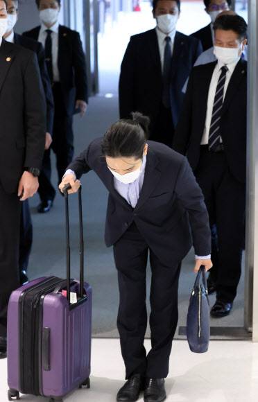 마코 공주의 약혼자 고무로 게이가 27일 나리타 공항에서 취재진들에게 고개 숙여 인사하고 있다. EPA 연합뉴스