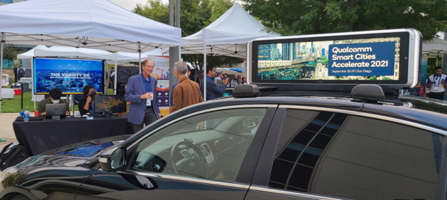 지난 28일 미국 샌디에이고에서 열린 ‘퀄컴 스마트시티 액셀러레이터 프로그램’ 행사장 내 차량에 모토브 기기가 탑재된 모습. /사진 제공=모토브