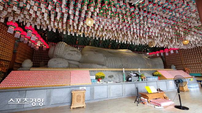 보문사 석조 와불상.